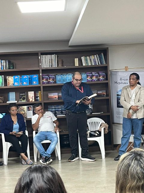 Autor apresentando um exemplar do livro em evento