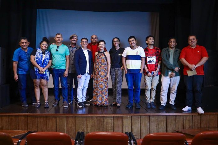 Escritores reunidos no palco durante encontro literário